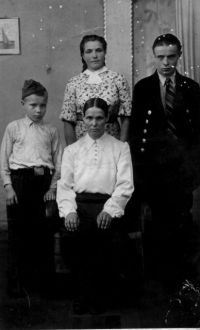 Nachkriegsaufnahme der Familie B. Fotograf Blankhorn