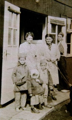 Ärztin der Krankenbaracke mit deutscher Lagerleiterin, Foto Goik