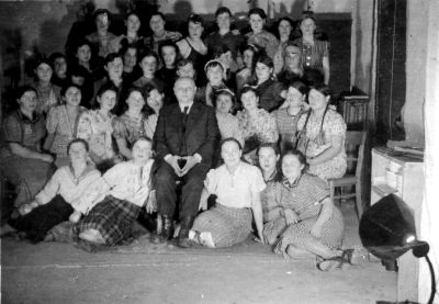 Ostarbeiterinnen in der Konservenfabrik Hillebrandt mit dem Betriebseigner 16. November 1942
