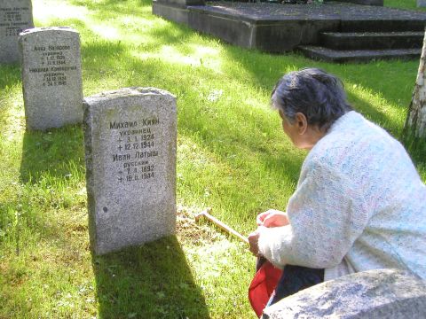 Jelena Kijan am Grab ihres Brudes 2003