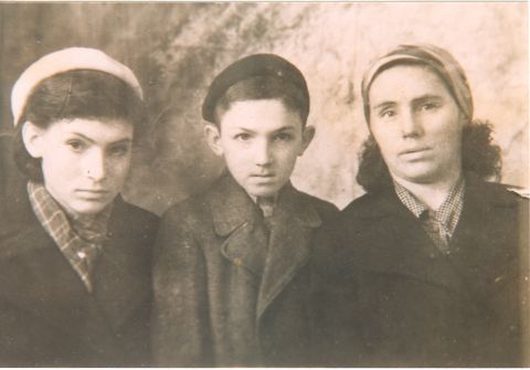 Valentina mit Bruder und Mutter 1945